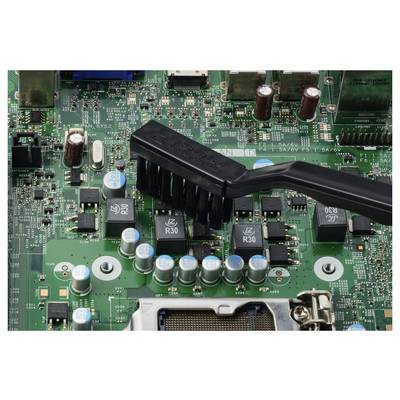 Nahaufnahme einer Leiterplatte mit schwarzer Kabelanordnung und Reihen von Kondensatoren und Chips, die interne Computerhardware-Verbindungen zeigen.