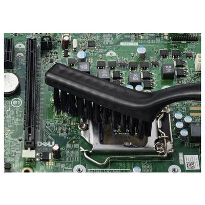 Nahaufnahme eines Dell-Motherboards mit CPU-Sockel und installiertem schwarzem Kühlkörper/Kühler, die nahegelegene RAM-Steckplätze und elektronische Komponenten zeigt.