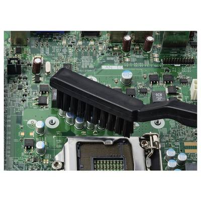 Nahaufnahme einer Hauptplatine, die mit einer schwarzen Bürste in der Nähe des CPU-Sockels und elektronischer Komponenten gereinigt wird.