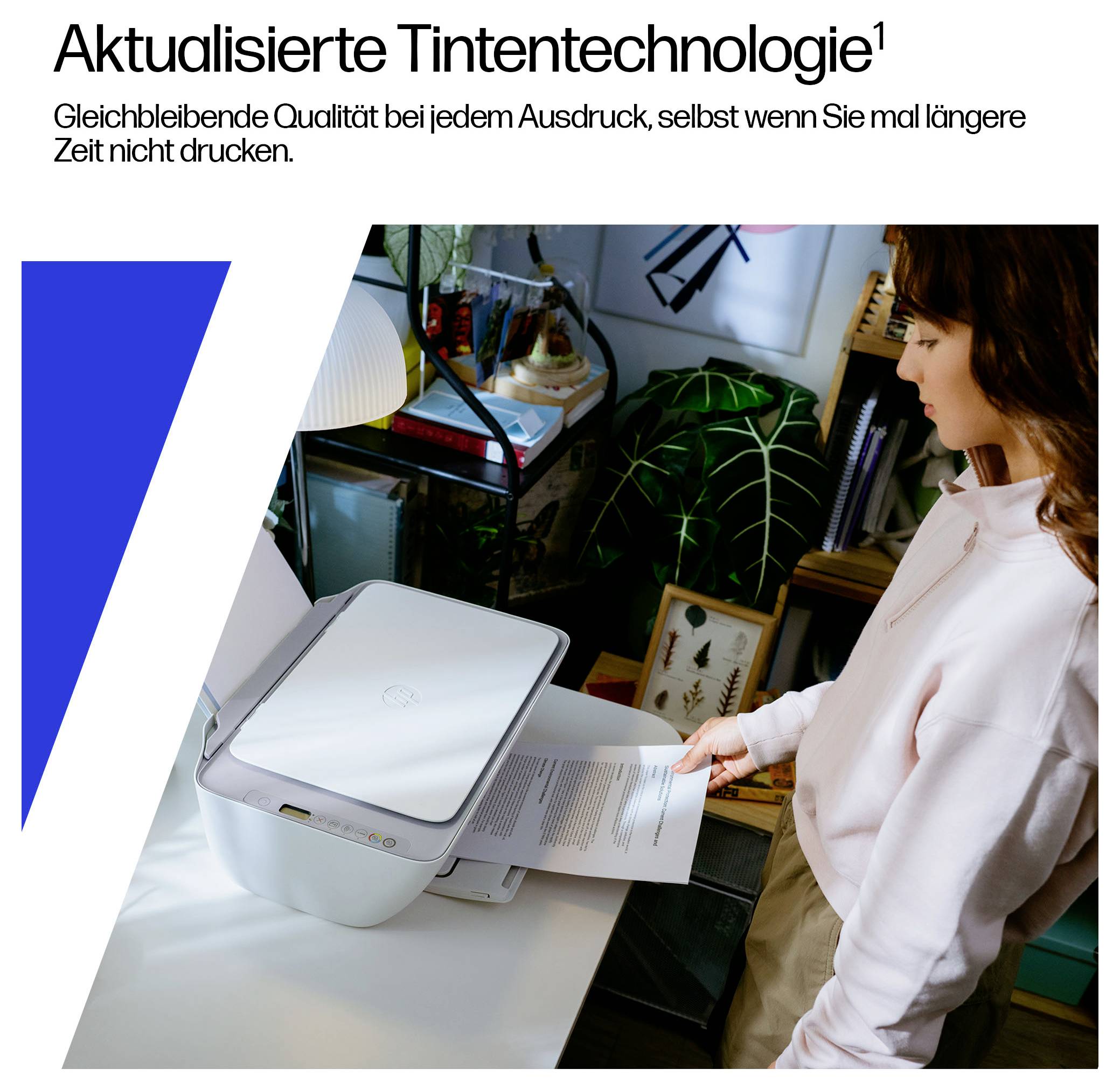Eine Person bedient einen Drucker auf einem Schreibtisch mit Pflanzen und Büroartikeln im Hintergrund. Text oben: 'Aktualisierte Tintentechnologie'.