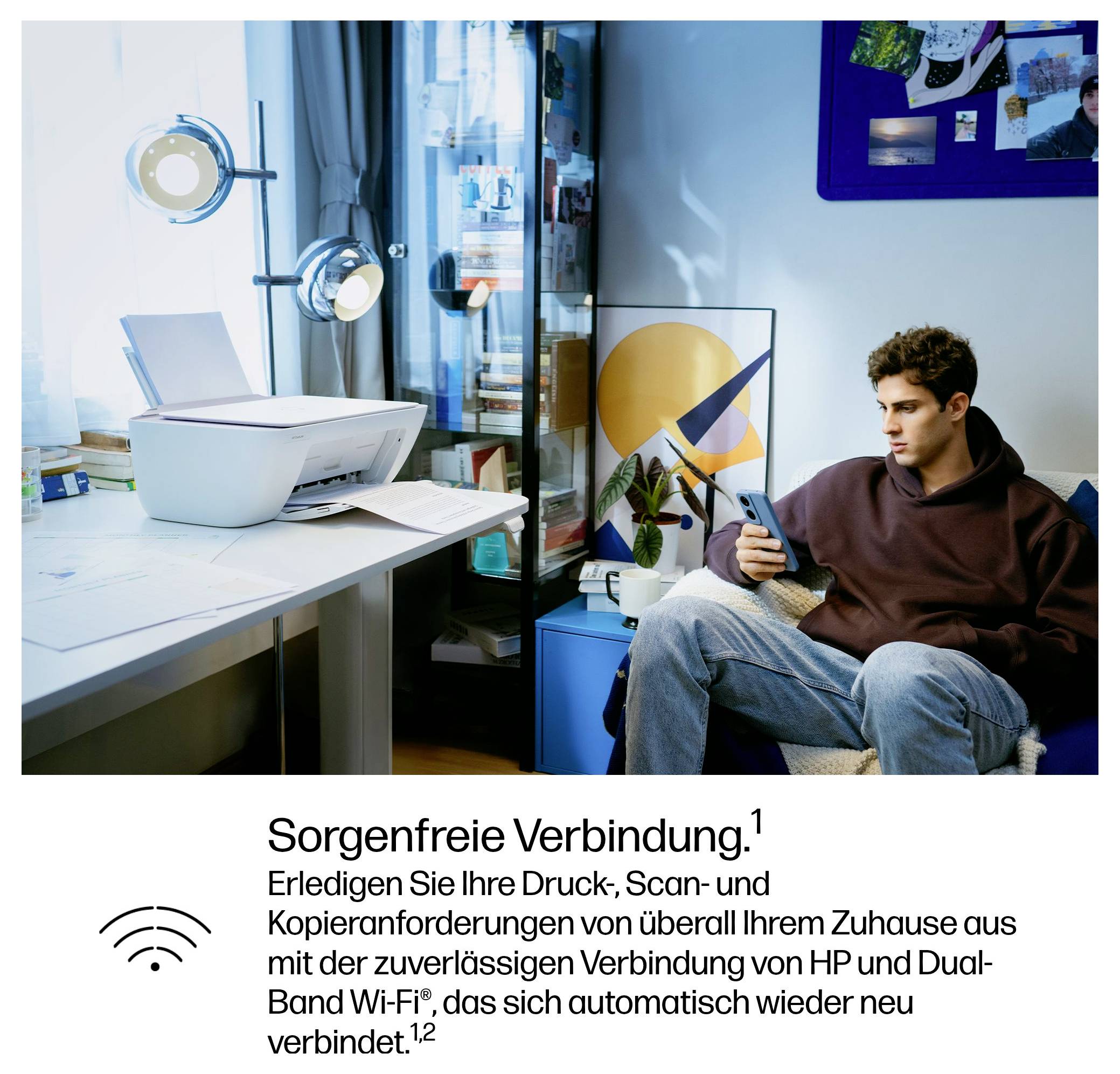Ein junger Mann sitzt auf einem Sofa mit einem Smartphone. Im Hintergrund ein Drucker auf einem Schreibtisch. Text: 'Sorgenfreie Verbindung'.
