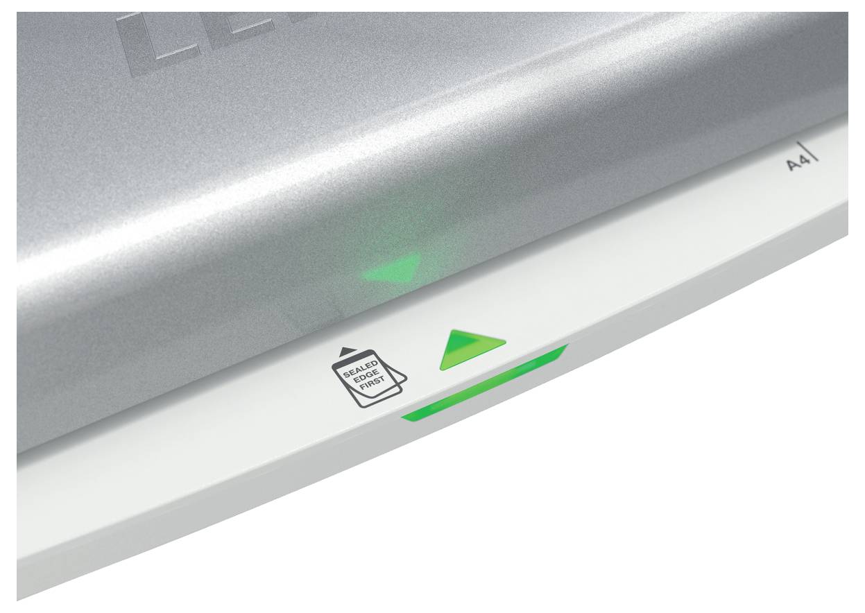 Ein Laminiermaschinen-Schlitz mit einem grünen Pfeil, der die Papiereinzugsrichtung anzeigt, und ein Symbol "Seiten hier ausrichten" neben dem Pfeil.