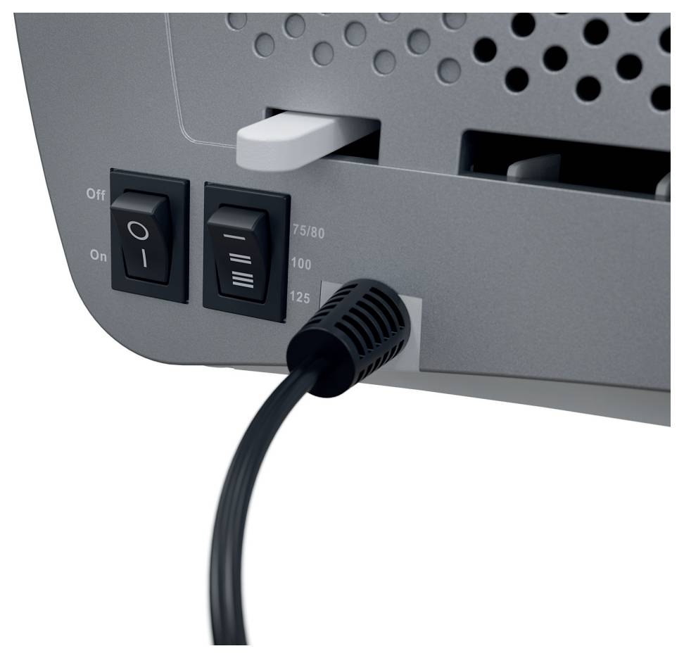 Ein silberner Laminiergerät mit der Bezeichnung „Leitz Home Office A4" mit grünem Anzeiger. Symbole darunter zeigen „A4", Aufwärmzeit „2 Min." und Laminiergeschwindigkeit „45 Sek. A4/80μ".