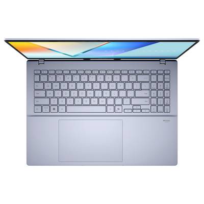 Laptop von oben geöffnet, zeigt Tastatur und Trackpad, mit einem farbenfrohen Bildschirm, der abstrakte Formen anzeigt.