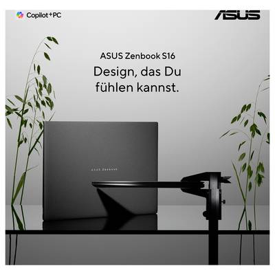 'ASUS Zenbook S16. Design, das Du fühlen kannst.' Ein eleganter, geschlossener Laptop steht auf einem Tisch mit Pflanzen im Hintergrund.