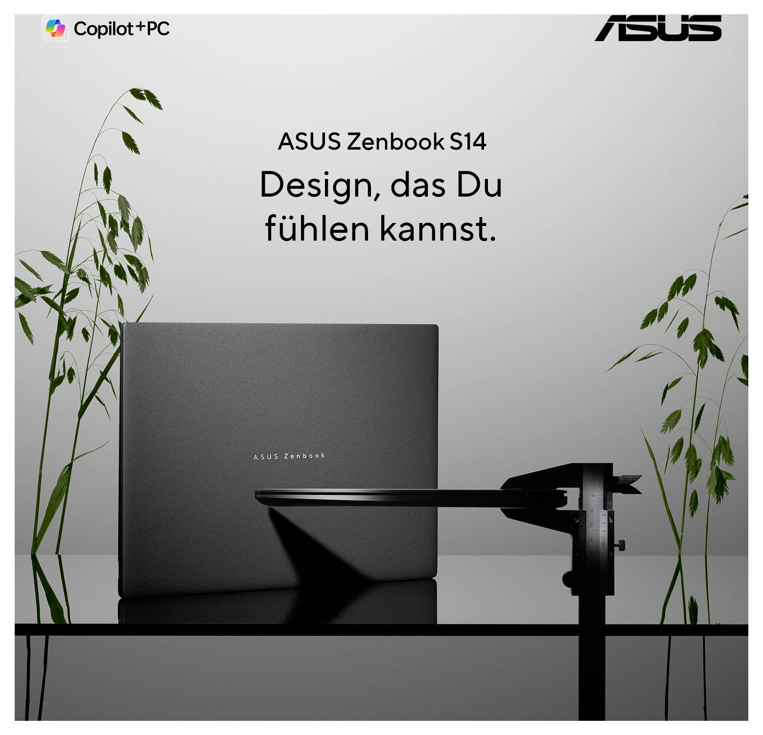 Ein ASUS Zenbook S14 Laptop auf einem Tisch, umgeben von grünen Pflanzen. Text: 'Design, das Du fühlen kannst.'