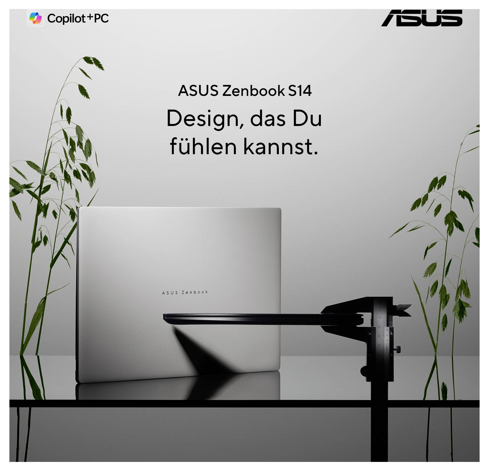 ASUS Zenbook S14 steht auf einem glänzenden Tisch, umgeben von Pflanzen. Text: 'Design, das Du fühlen kannst.' ASUS-Logo oben rechts.
