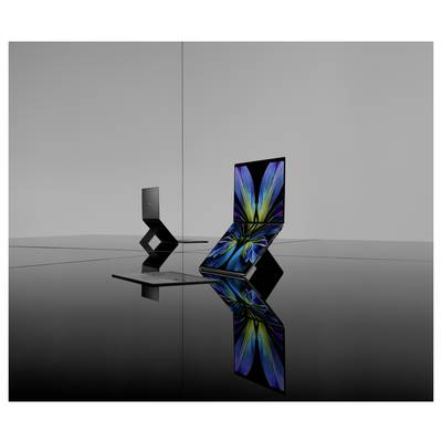 Ein elegantes Laptop mit faltbarem Dual-Screen-Display und einer Tastatur, das sich auf einer glänzenden schwarzen Oberfläche in einer minimalistischen Umgebung spiegelt.
