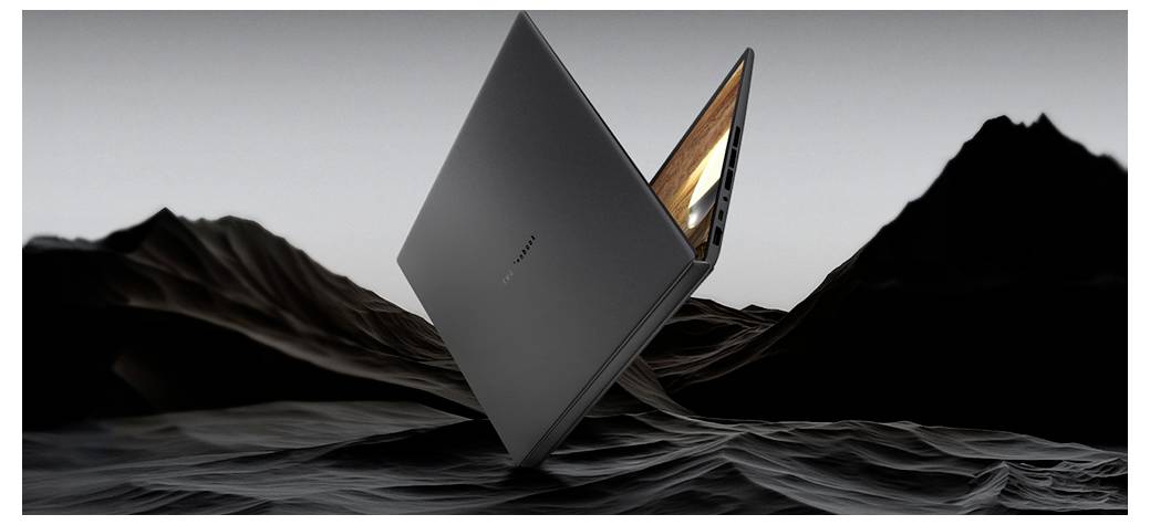 Ein eleganter, offener Laptop schwebt über einer dunklen, strukturierten Landschaft, teilweise vom Bildschirm beleuchtet und erzeugt eine futuristische und dynamische Szene.