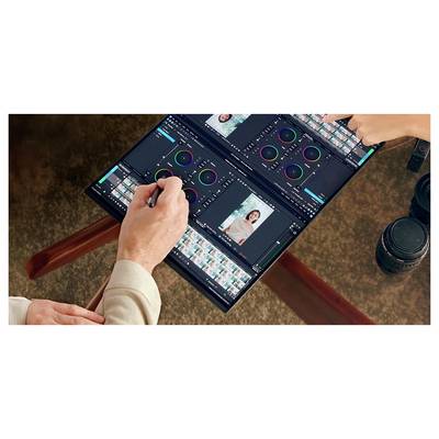 Zwei Personen bearbeiten Fotos auf einem Dual-Screen-Laptop mit Stylus und Touch.