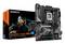 Ein GIGABYTE B760 Gaming X DDR4-Motherboard, das neben seiner Verpackung gezeigt wird. Die Verpackung zeigt futuristische Kunstwerke mit einem orange-blauen Farbschema.