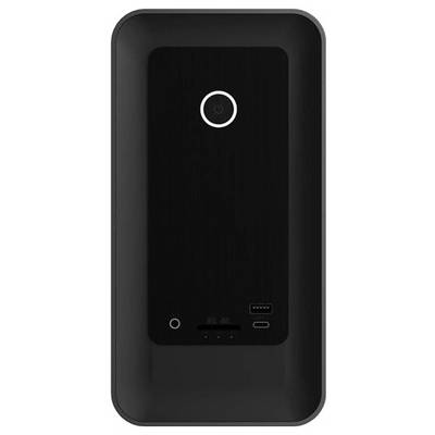 Ein schwarzer Desktop-Computer-Turm mit einem runden Netzschalter in der Mitte oben und mehreren Anschlüssen, einschließlich USB, unten.