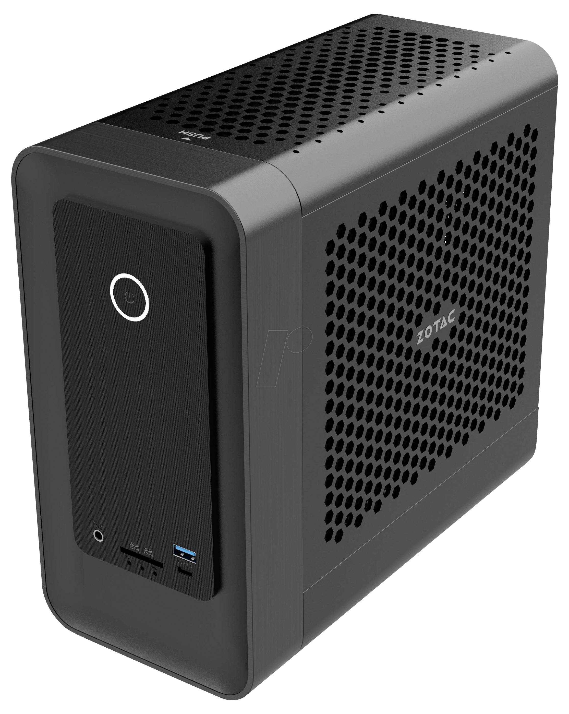 Schwarzes Desktop-PC-Gehäuse mit perforierter Seite und oberen Lüftungsöffnungen, vorderer Stromschalter und USB-Anschlüsse; Zotac-Logo an der Seite.