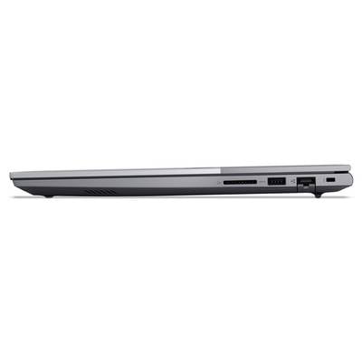 Seitenansicht eines geschlossenen silbernen Laptops, die das dünne Profil, die Belüftungsschlitze, die Anschlüsse und das Scharnier zeigt.