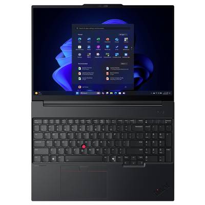 Ein Laptop mit einem Windows-Betriebssystem-Startbildschirm, auf dem verschiedene Anwendungssymbole angezeigt werden. Das Gerät verfügt über eine dunkle Tastatur und einen roten Trackpoint.