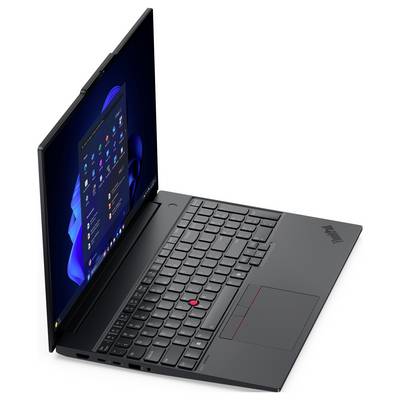 Ein schlanker schwarzer Laptop mit sichtbarem Bildschirm, der die Windows-11-Startoberfläche anzeigt, ausgestattet mit einer Tastatur und einem Trackpad.