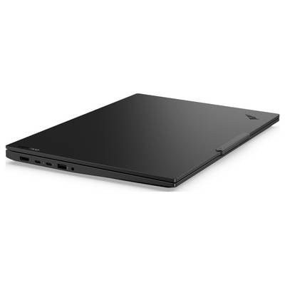 Ein geschlossener schwarzer Laptop, der ein elegantes Design und verschiedene Seitenports zeigt, einschließlich USB und HDMI, auf weißem Hintergrund.