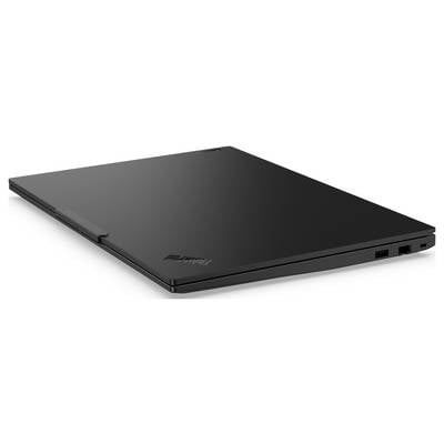 Geschlossener schwarzer Laptop auf weißem Hintergrund, der das dünne Profil, die Anschlüsse an der Seite und ein dezentes Branding-Logo auf der oberen Abdeckung zeigt.