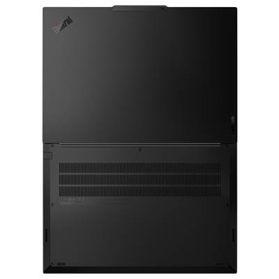 Die Unterseite eines schwarzen Laptops mit Lüftungsgittern, Lenovo- und ThinkPad-Logos und schlankem Design mit minimalistischen Merkmalen.