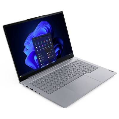 Silberner Lenovo-Laptop in einem Winkel geöffnet, zeigt den Windows 11-Desktop auf dem Bildschirm.