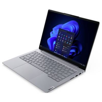 Silberner Lenovo-Laptop aufgeklappt und leicht angewinkelt, zeigt den Windows-11-Desktop und das Startmenü auf dem Bildschirm.