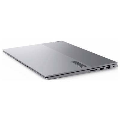 Silberner Lenovo-Laptop, geschlossen in schräger Perspektive gezeigt, mit sichtbaren Anschlüssen und dem Lenovo-Logo auf dem Deckel.