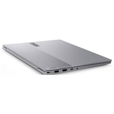 Geschlossener silberner Lenovo-Laptop in schräger Perspektive, wobei der Deckel mit Lenovo-Logo und die Anschlüsse an der Vorderkante hervorgehoben werden.