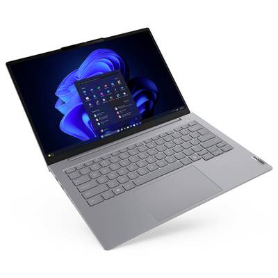 Grauer Laptop mit geöffnetem Windows-11-Desktop und Startmenü auf dem Bildschirm, angewinkelt auf weißem Hintergrund.