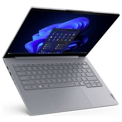 Aufgeklappter Lenovo-Laptop, in einem Winkel gezeigt, mit Windows 11-Desktop auf dem Bildschirm und einer grauen Tastatur und einem Touchpad.