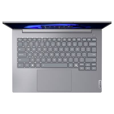 Draufsicht auf einen Lenovo-Laptop mit leicht geöffnetem Deckel, der die Tastatur, das große Touchpad und die blau beleuchtete Bildschirmkante zeigt.