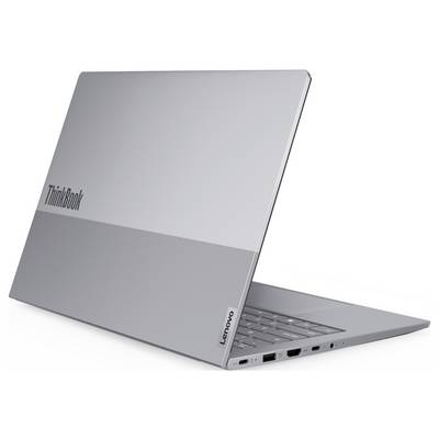 Geschlossener silberner Lenovo ThinkBook-Laptop, der unter einem Winkel gezeigt wird, mit sichtbarer Tastatur und Seitenports.