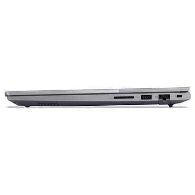 Seitenansicht eines geschlossenen silbernen Laptops, die die Vorderkante mit Belüftungsgittern, Statusleuchten, Anschlüssen und einem Stromanschluss zeigt.
