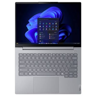 Silberner Lenovo-Laptop, offen mit Windows 11-Desktops und im Startmenü angezeigt auf dem Bildschirm; Tastatur und großes Trackpad sind sichtbar.