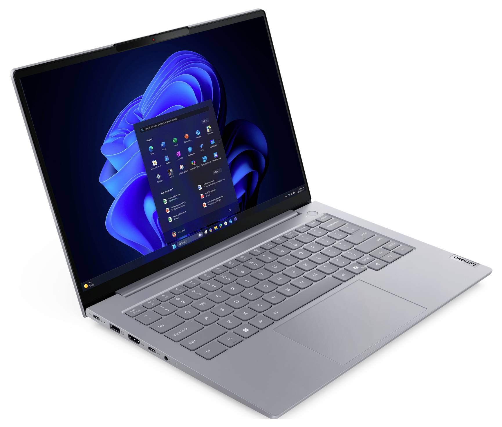 Silberner Laptop, der den Windows-11-Desktop und das Startmenü auf einem blauen abstrakten Hintergrund anzeigt, schräg auf weißem Hintergrund positioniert.