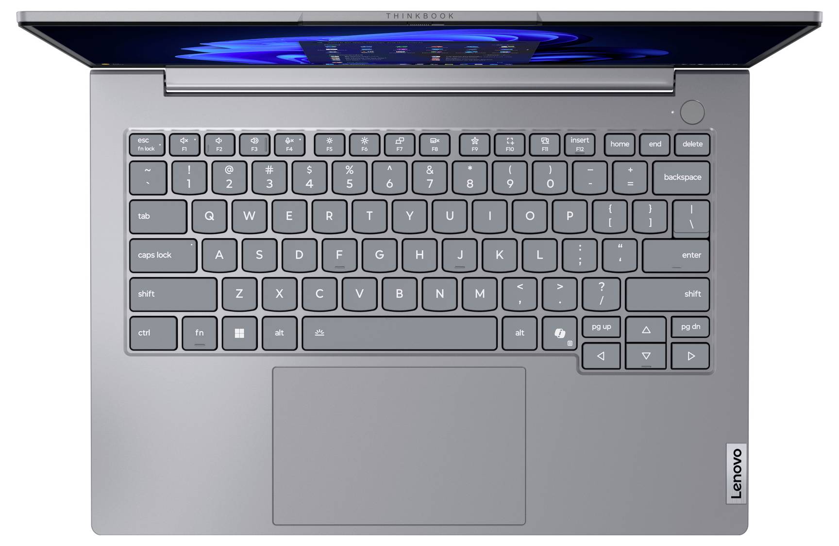 Draufsicht eines Lenovo ThinkBook-Laptops mit sichtbarer Tastatur, großem Touchpad und teilweise geöffnetem Bildschirm mit blauem Display.