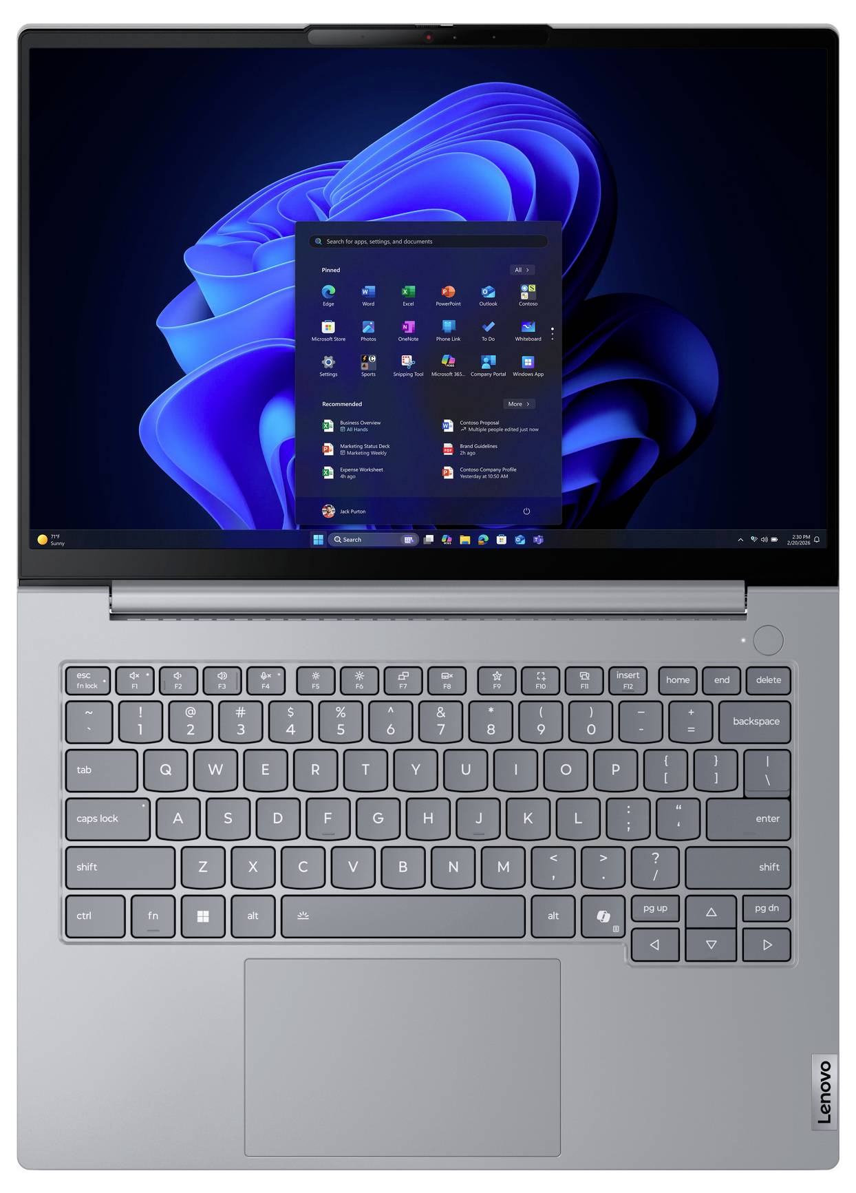 Ein silberner Lenovo-Laptop, der mit Windows 11 auf dem Bildschirm geöffnet ist und das Startmenü über der blauen abstrakten Tapete anzeigt.