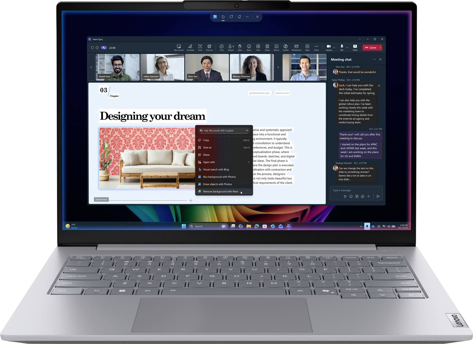 Laptop zeigt einen Videoanruf mit einer freigegebenen Präsentationsfolie mit dem Titel „Designing your dream" (Dein Traum gestalten) und ein offenes Chat-Panel auf der rechten Seite.