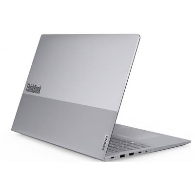 Ein silberner Laptop mit dem Logo "ThinkBook" auf dem Deckel, teilweise geöffnet, der sein schlankes Design und mehrere Anschlüsse an der Seite zeigt.
