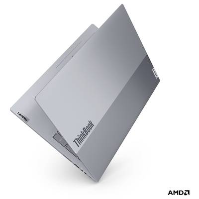Ein silberner Laptop, teilweise geschlossen, zeigt die Logos "ThinkBook" und "Lenovo" an. Das AMD-Logo ist unten rechts sichtbar.