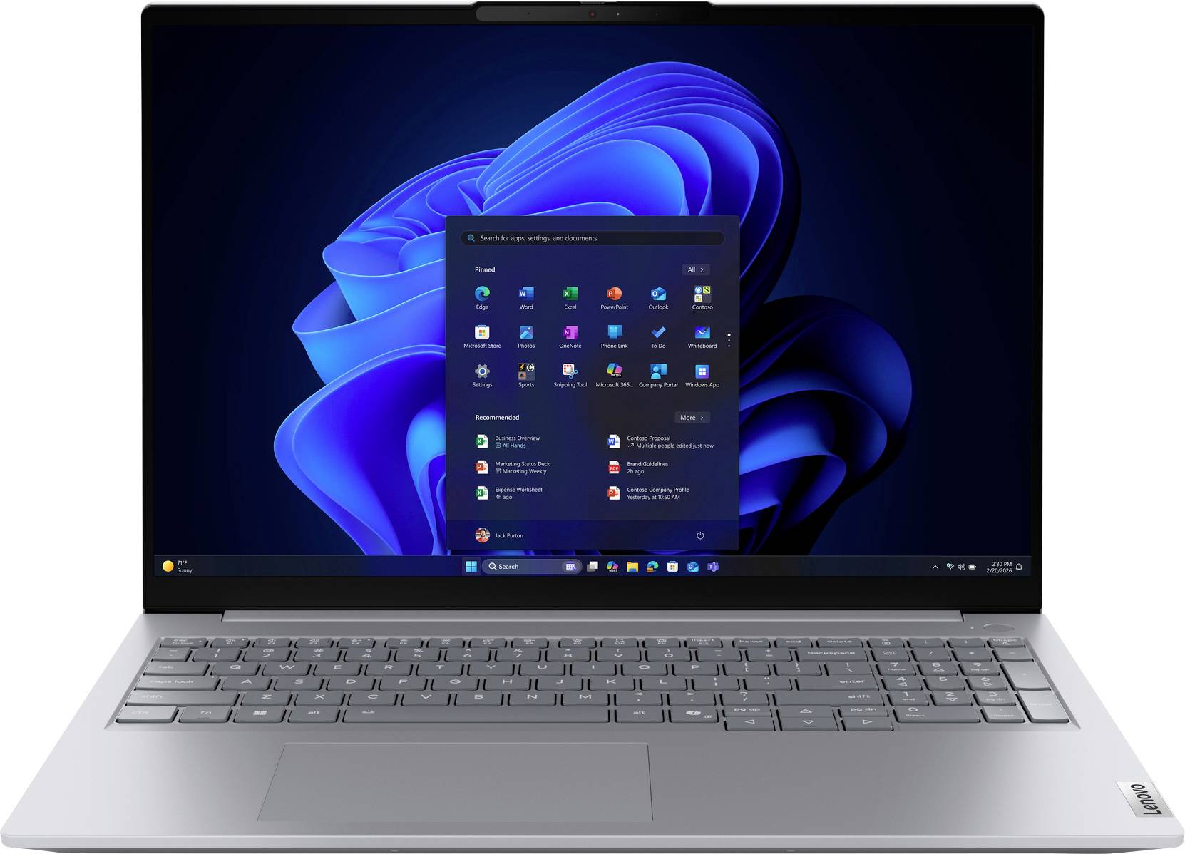 Ein Laptop, auf dessen Bildschirm das Windows 11-Startmenü mit blauem abstraktem Hintergrund angezeigt wird.