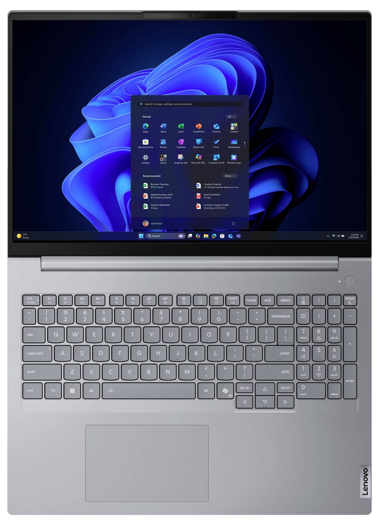 Ein silberner Laptop mit einer Windows-Betriebssystem-Benutzeroberfläche und geöffnetem Startmenü. Das Markenlogo ist unten rechts sichtbar.