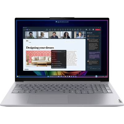 Laptop zeigt eine Videokonferenz an, während eine Homepage zum Thema Wohndesign offen ist, mit dem Titel „Ihr Traum gestalten" mit einem Sofabild und einer Chat-Seitenleiste.