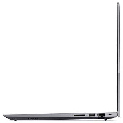 Seitenansicht eines schlanken grauen Laptops, der teilweise geöffnet ist und das Scharnier, das dünne Profil und mehrere Seitenports auf weißem Hintergrund zeigt.