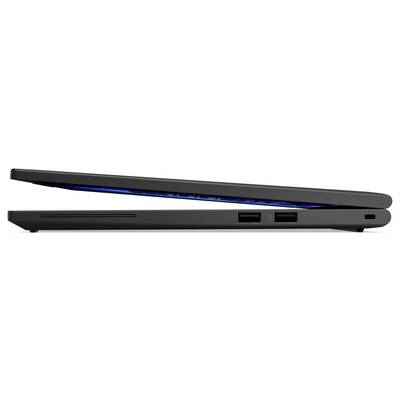 Ein dünner schwarzer Laptop, leicht geöffnet, zeigt ein blaues glühendes Licht vom Bildschirm. Mehrere Anschlüsse sind an der Seite sichtbar.