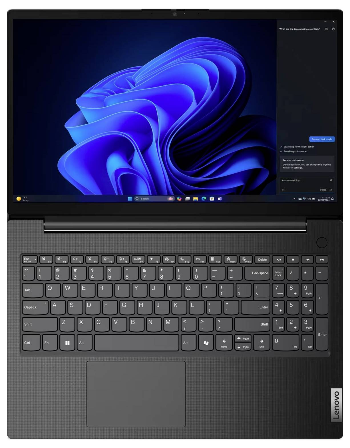 Schwarzer Lenovo-Laptop offen mit angezeigtem Windows 11-Desktop, zeigt die blaue abstrakte Tapete und die Taskleiste über der Tastatur und dem Touchpad.