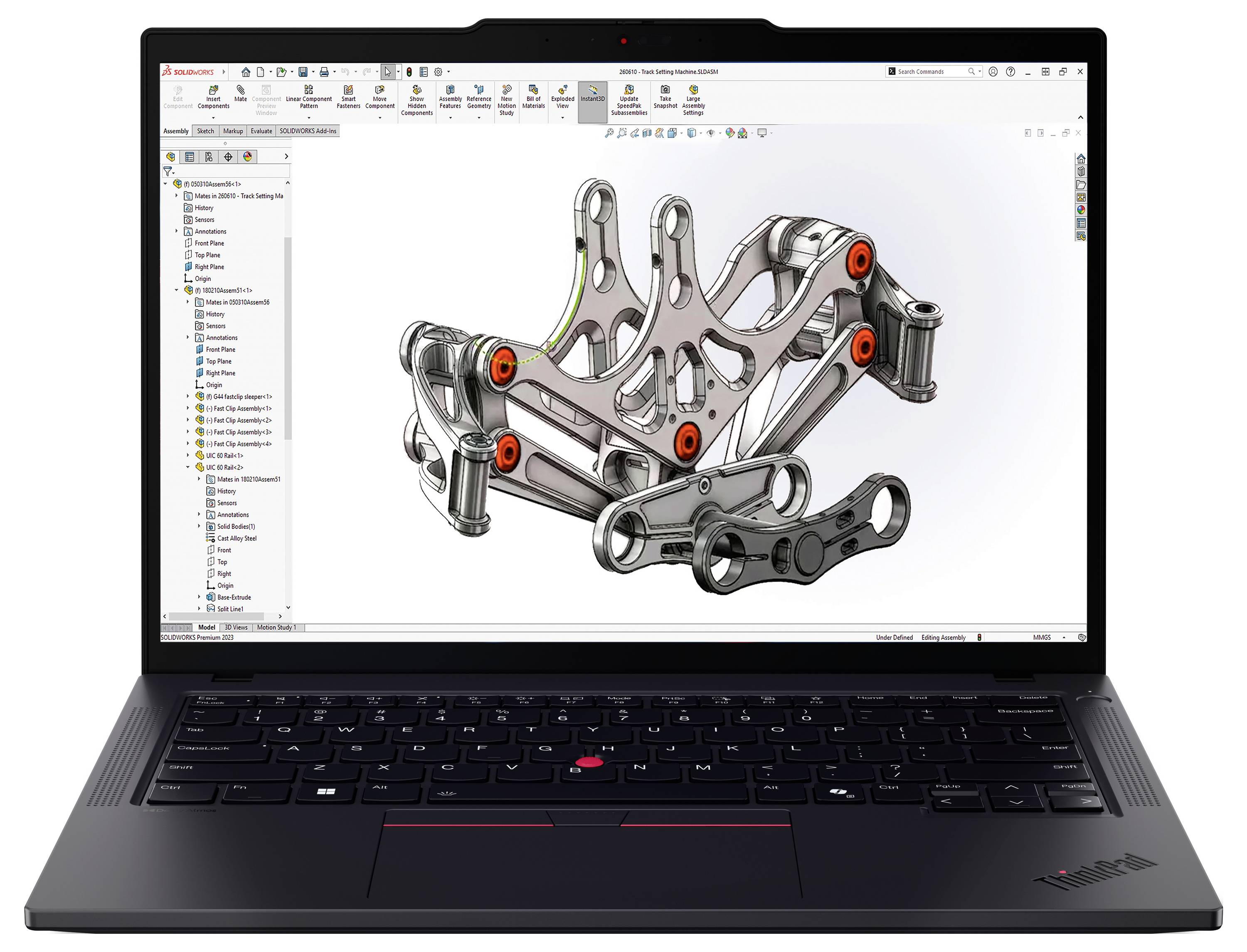 Ein Laptop, auf dem eine 3D-Modellierungssoftware angezeigt wird, mit einem komplexen mechanischen Teil auf dem Bildschirm, das rot markierte Punkte aufweist.
