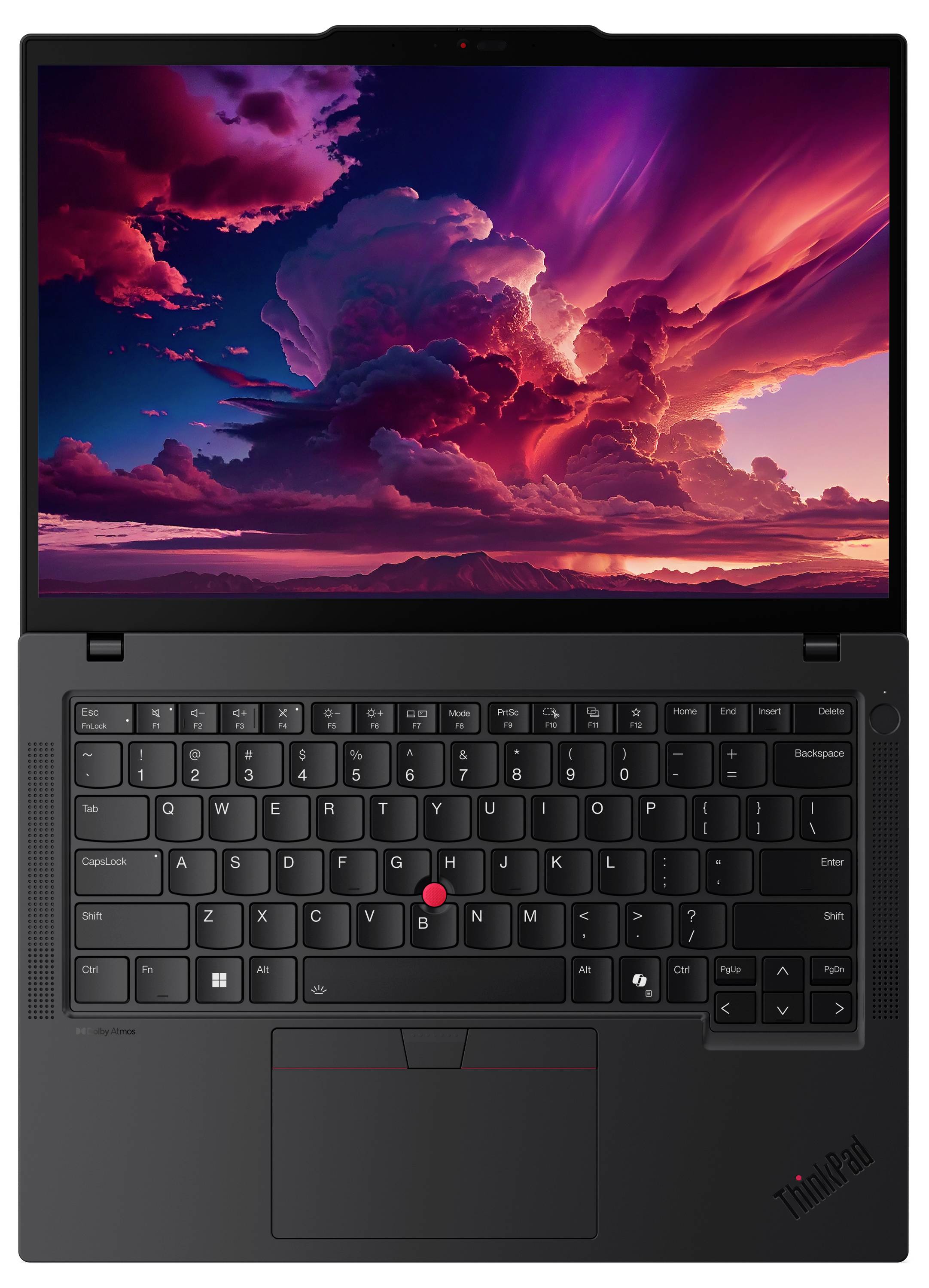 Ein Laptop mit einer schwarzen Tastatur zeigt einen lebhaften Sonnenuntergang auf seinem Bildschirm und präsentiert farbenfrohe Wolken und entfernte Berge.