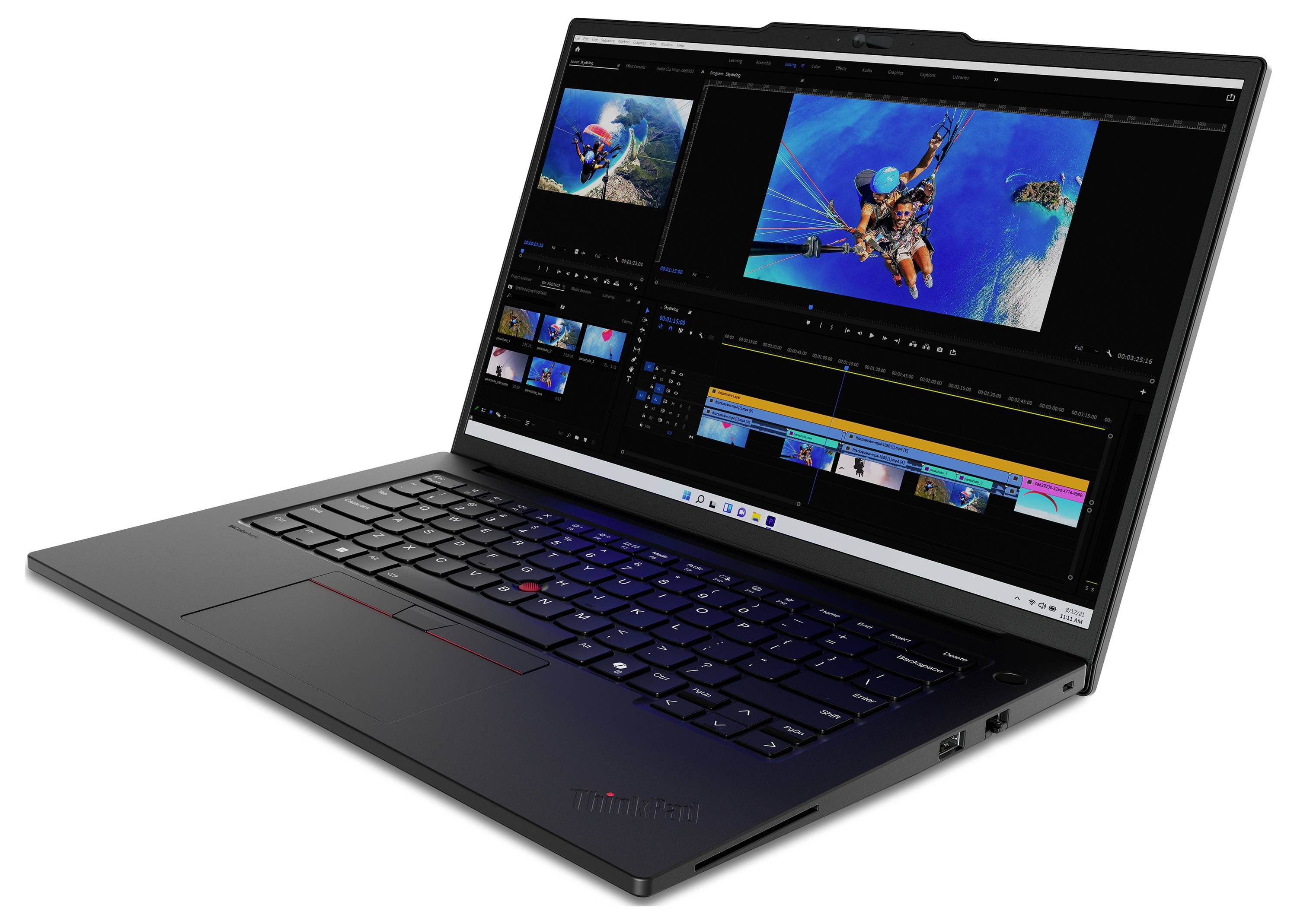 Ein Laptop, auf dem Videobearbeitungssoftware mit einer Zeitleiste und einem Vorschaubildschirm angezeigt wird, wobei mehrere Clips einer Fallschirmsprungszene zu sehen sind.