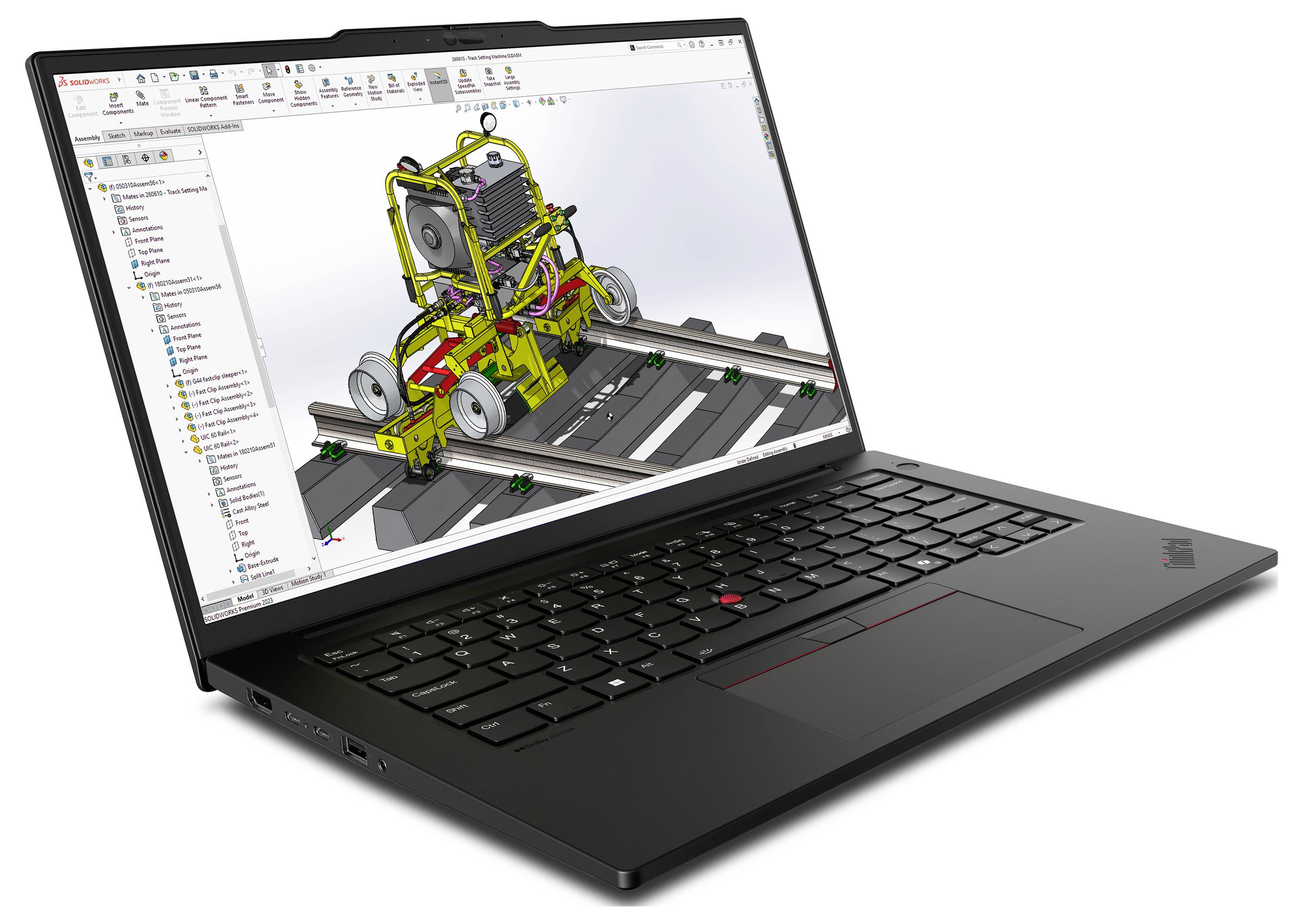 Ein Laptop, auf dessen Bildschirm eine 3D-Konstruktionssoftware-Schnittstelle mit einem detaillierten Modell einer Schienenunterhaltungsmaschine angezeigt wird.