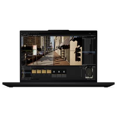 Ein Laptop-Bildschirm zeigt eine Stadtstraßenszene in einer Fotobearbeitungssoftware an, wobei verschiedene Bearbeitungswerkzeuge und Fenster auf der Benutzeroberfläche sichtbar sind.